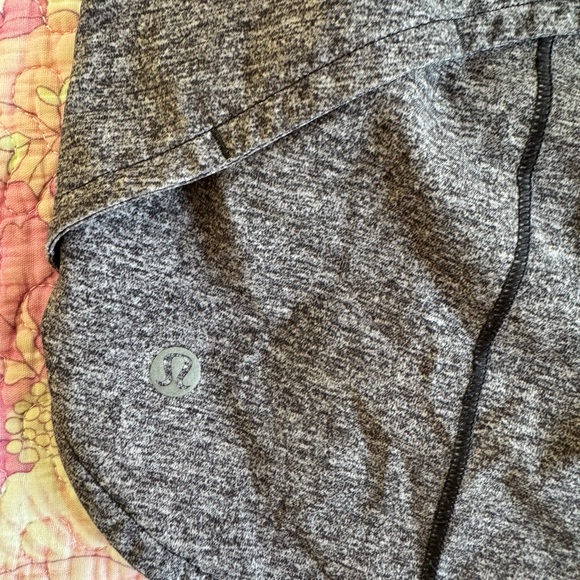 Lululemon Gray High Rise Speed Up Short Size 6, 4 inch inseam - Picture 3 of 6